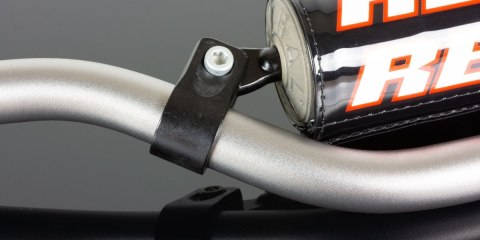 RENTHAL KIEROWNICA 7/8 CALA (22MM) MX HANDLEBAR SILVER CR HIGH/RICKY JOHNSON PADDED KOLOR SREBRNY Z GĄBKĄ RENTHAL KIEROWNICA 7/8 CALA (22MM) MX HANDLEBAR SILVER CR HIGH/RICKY JOHNSON PADDED KOLOR SREBRNY Z GĄBKĄ