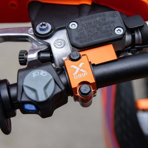 X-GRIP OSŁONA OBEJMA WZMOCNIENIE POMPY SPRZĘGŁA (ANTI BREAK CLAMP CLUTCH) BREMBO PO 2024 ROKU BETA,KTM, HUSQVARNA,SHERCO,GASGAS X-GRIP OSŁONA OBEJMA WZMOCNIENIE POMPY SPRZĘGŁA (ANTI BREAK CLAMP CLUTCH) BREMBO PO 2024 ROKU BETA,KTM, HUSQVARNA,SHERCO,GASGAS