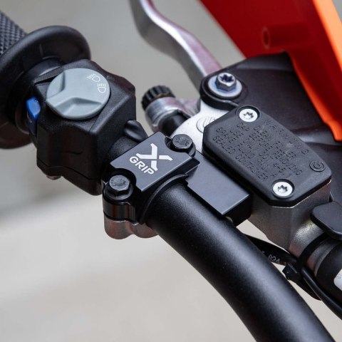 X-GRIP OSŁONA OBEJMA WZMOCNIENIE POMPY SPRZĘGŁA (ANTI BREAK CLAMP CLUTCH) BREMBO PO 2024 ROKU BETA,KTM, HUSQVARNA,SHERCO,GASGAS X-GRIP OSŁONA OBEJMA WZMOCNIENIE POMPY SPRZĘGŁA (ANTI BREAK CLAMP CLUTCH) BREMBO PO 2024 ROKU BETA,KTM, HUSQVARNA,SHERCO,GASGAS