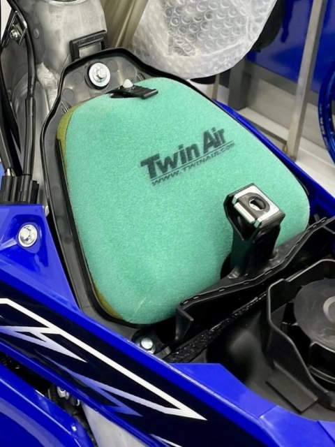 TWIN AIR FILTR POWIETRZA YAMAHA YZ 250F '24-'25; YZ 450F '23-'25; WR 450F '24-'25; FANTIC XXF '24 (WSTĘPNIE NASĄCZONY) TWIN AIR FILTR POWIETRZA YAMAHA YZ 250F '24-'25; YZ 450F '23-'25; WR 450F '24-'25; FANTIC XXF '24 (WSTĘPNIE NASĄCZONY)
